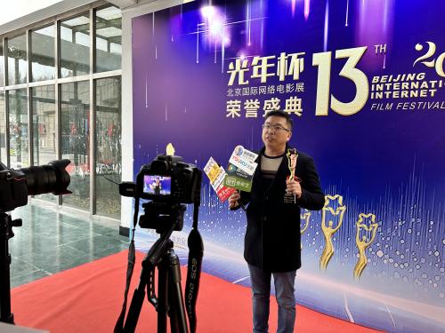 竖屏短剧大爆发 罗英杰斩获最佳导演制片双料荣誉